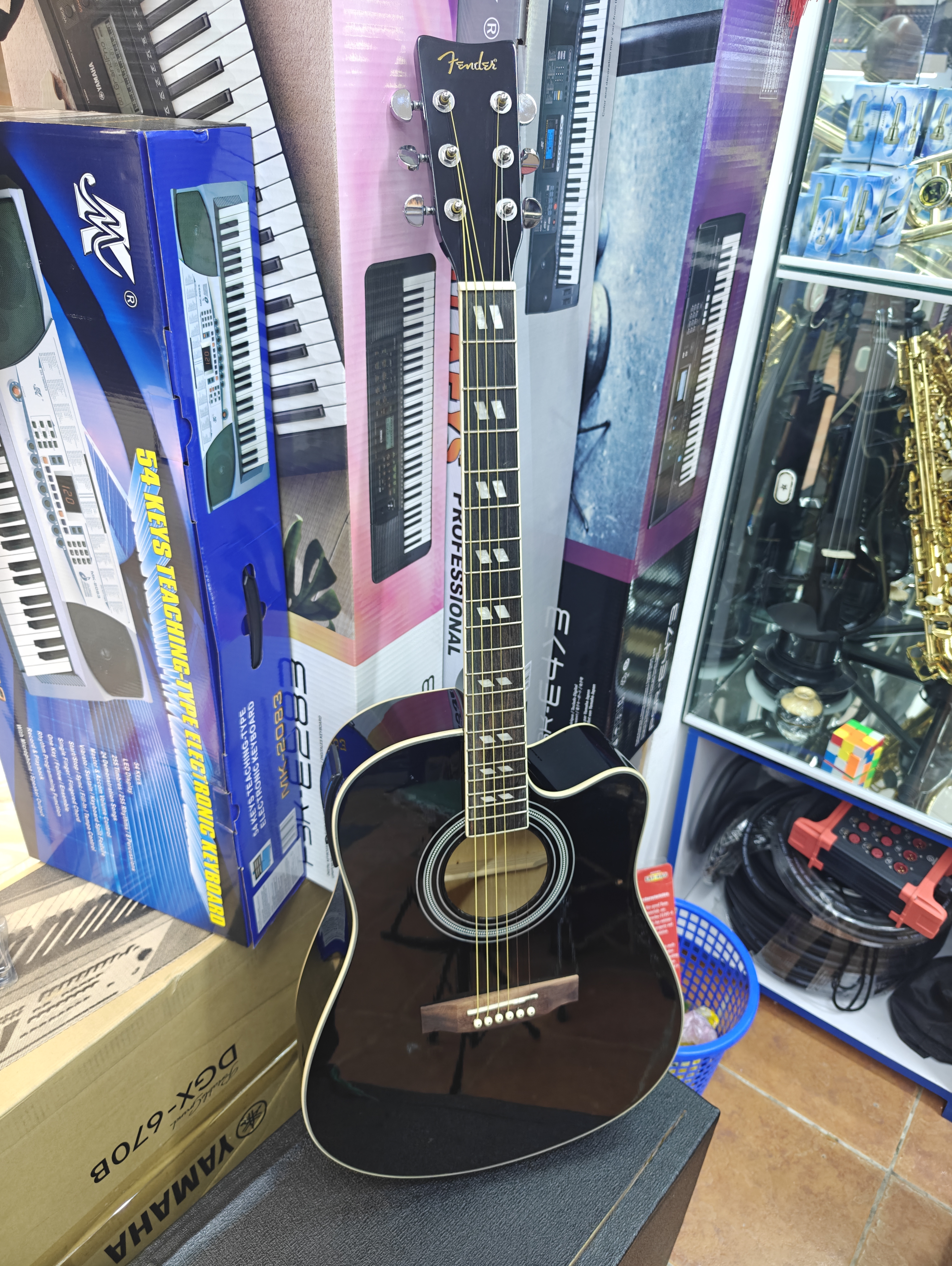 Fender 41-inch semi-acoustic guitar with cutaway body and built-in pickup system. Fender 41-inch semi-acoustic guitar with cutaway body and built-in pickup system.