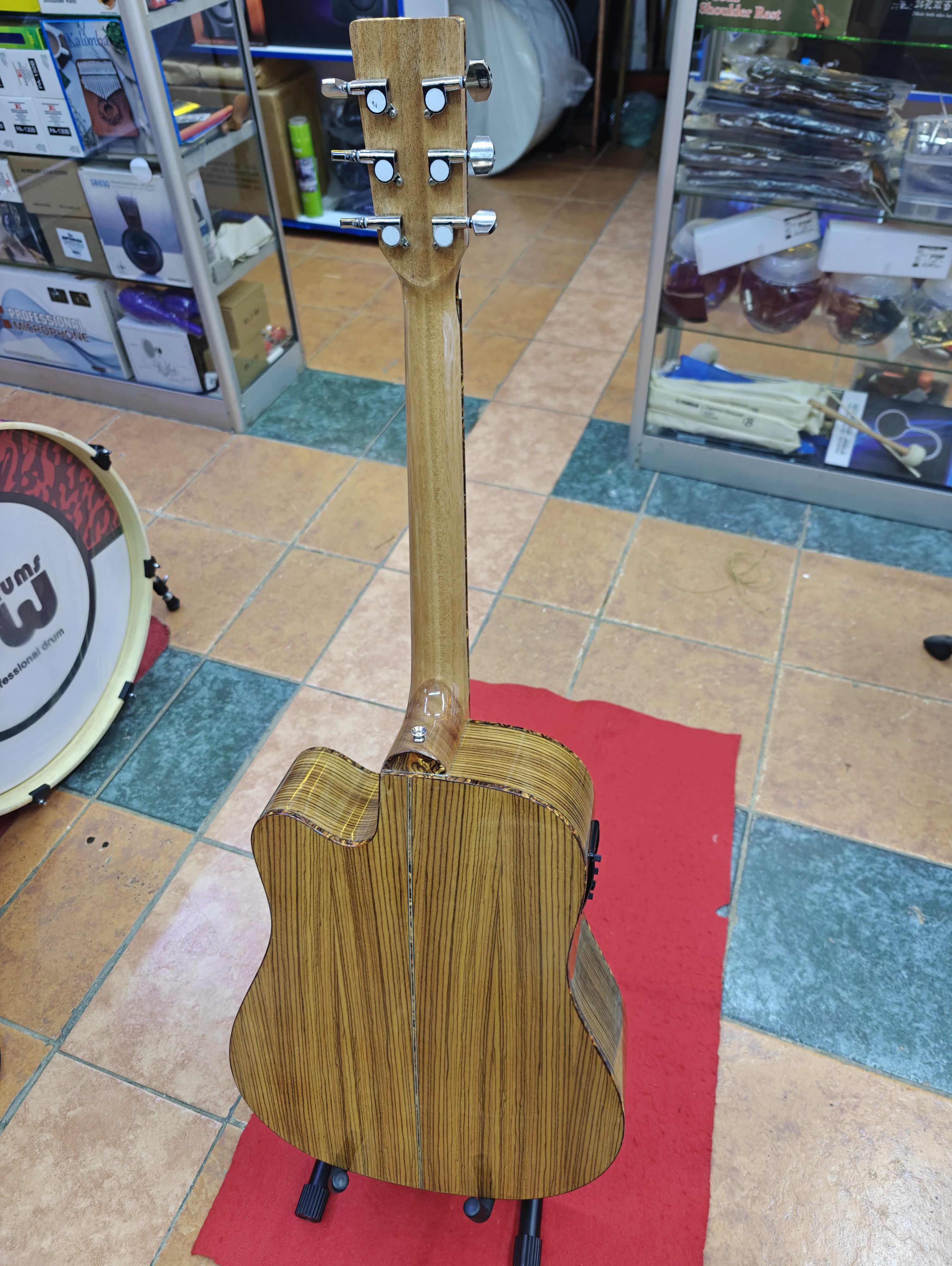 Spread music M4106Q 41-inch electro-acoustic guitar with solid spruce top, cutaway body, built-in EQ pickup system, and natural gloss finish. Spread Music 41-inch electro-acoustic guitar with solid spruce top, cutaway body, built-in EQ pickup system,