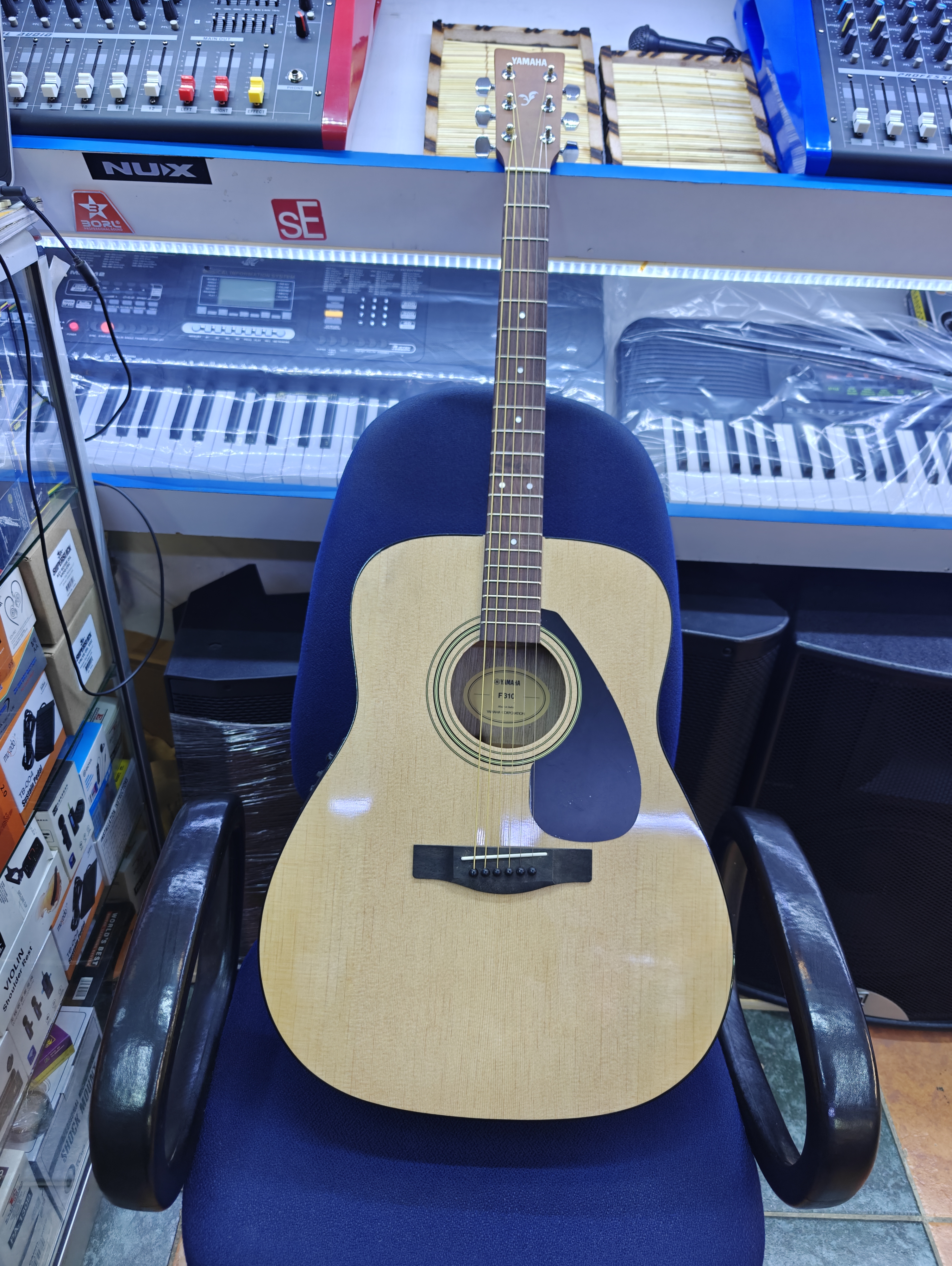 Yamaha f310 EQ electric acoustic Yamaha f310 EQ electric acoustic