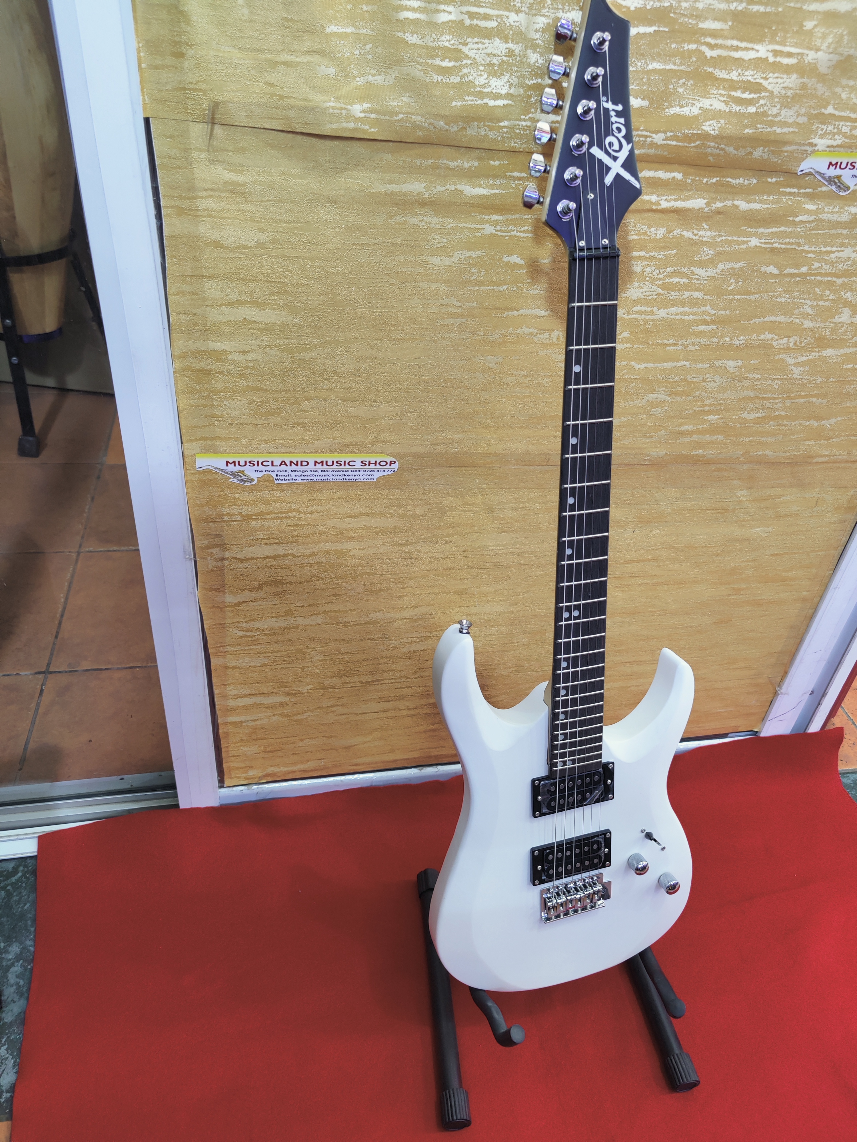 *Cort X1 electric guitar with dual humbucker pickups, 24 frets, and tremolo bridge – ideal for beginners and intermediate players.