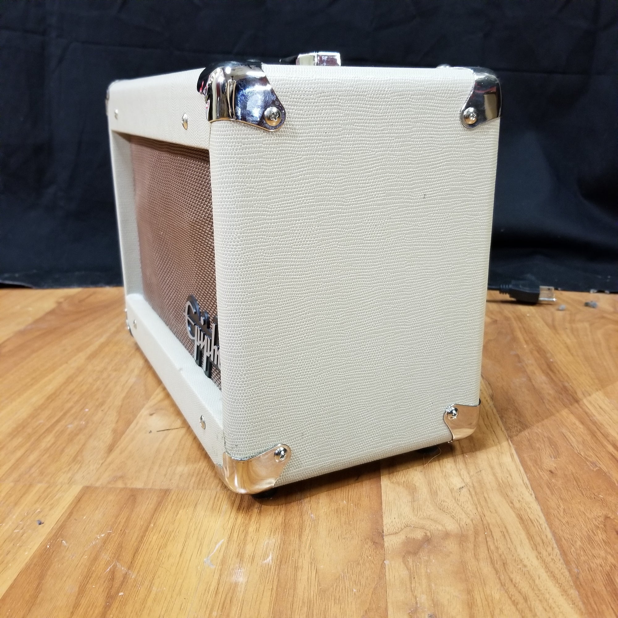 Epiphone Studio Acoustic 15C 15-watt guitar amplifier with vintage cream finish, dual-channel controls, AUX input, headphone output, and classic retro styling for acoustic and electric guitars.