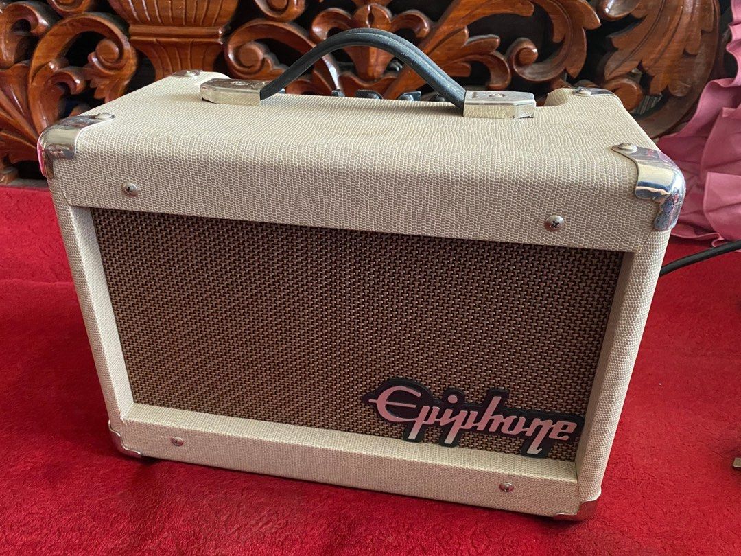 Epiphone Studio Acoustic 15C 15-watt guitar amplifier with vintage cream finish, dual-channel controls, AUX input, headphone output, and classic retro styling for acoustic and electric guitars.