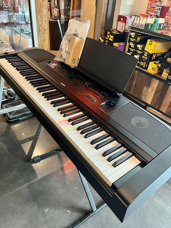 Yamaha DGX-670B 88-key weighted digital piano