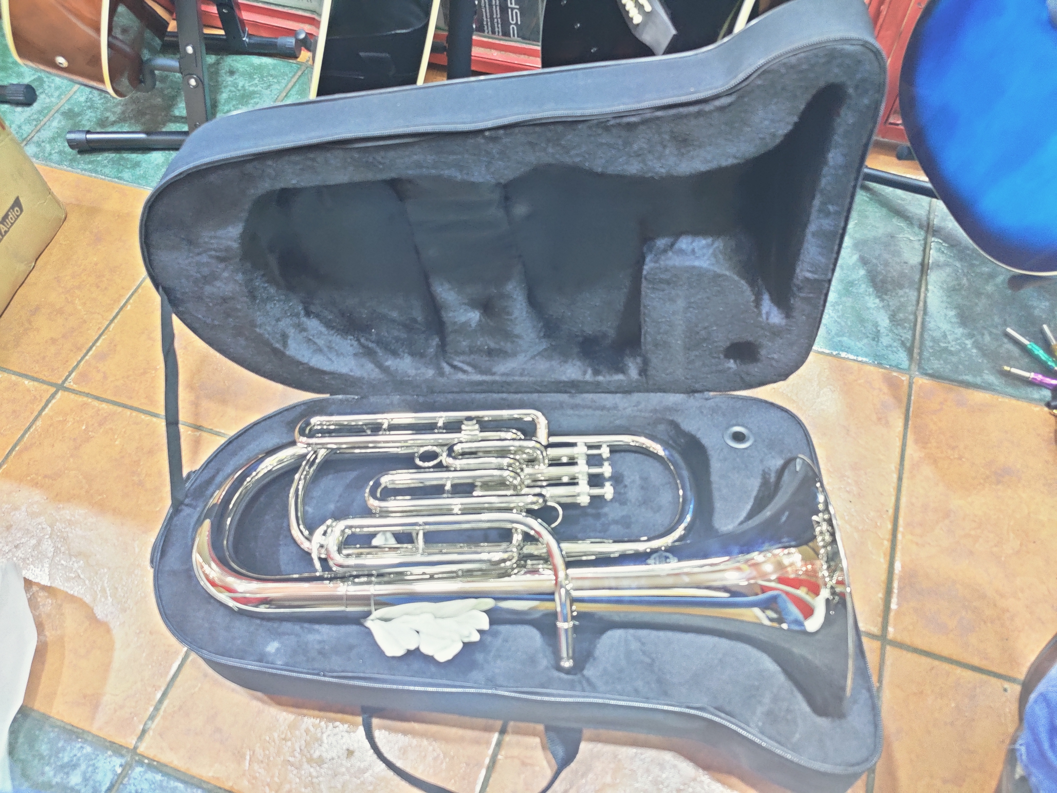 Zeff France silver 3-valve baritone horn with silver-plated finish, ideal for school bands, church worship, and brass ensembles. Zeff France silver 3-valve baritone horn with silver-plated finish, ideal for school bands, church worship, and brass ensembles.